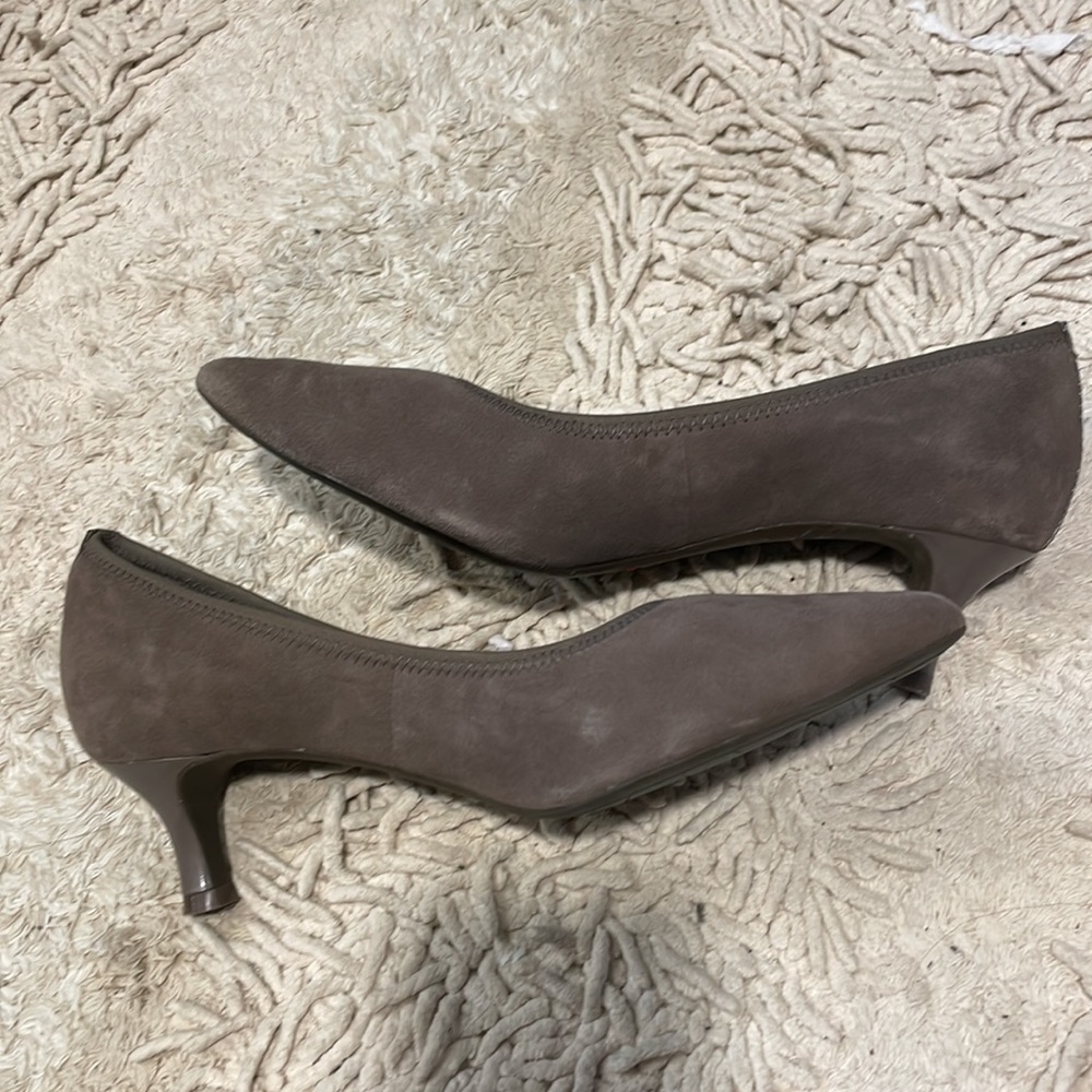 Worn twice. Super comfy cushioned sole!